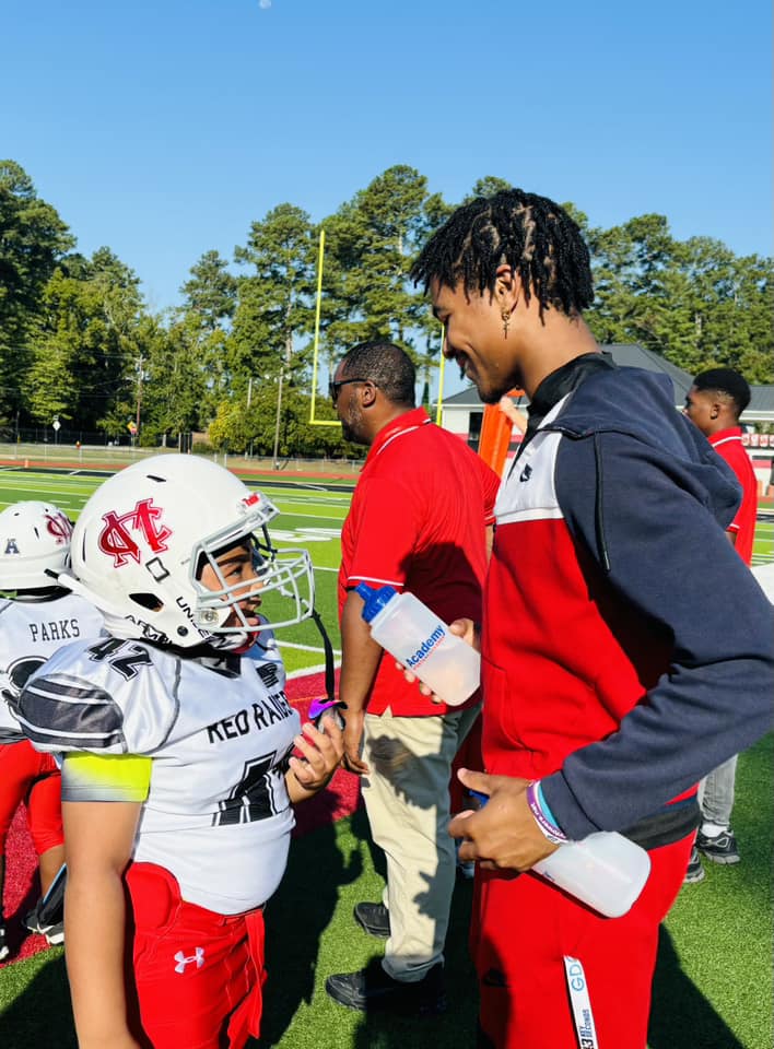480796369_1005513611635483_4042192511879867604_n Coach giving football player water